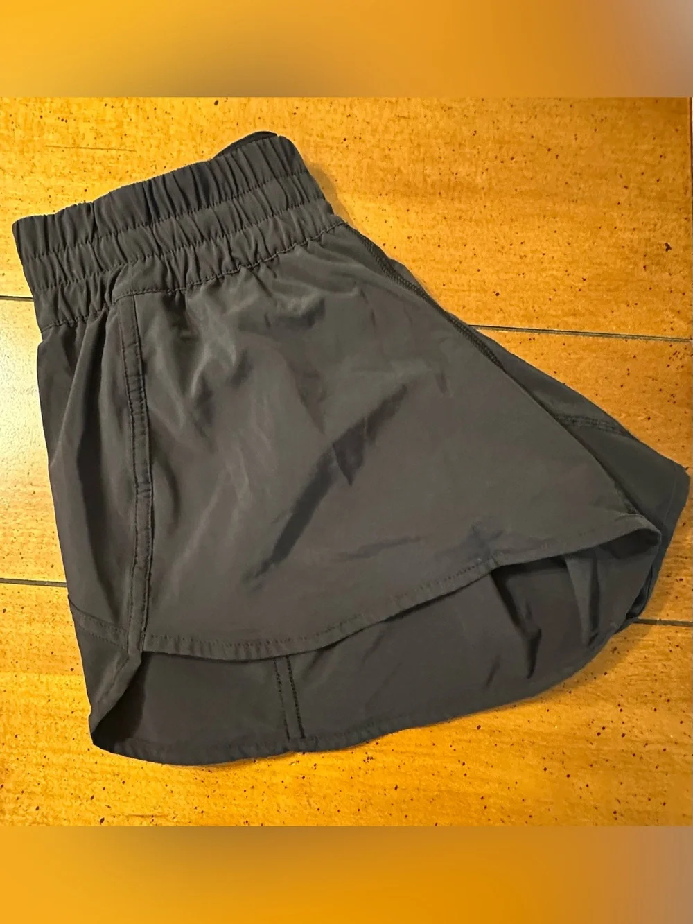 Women’s Lululemon Black Tracker Mid Rise Shorts size 6 with Liner 4 inch length